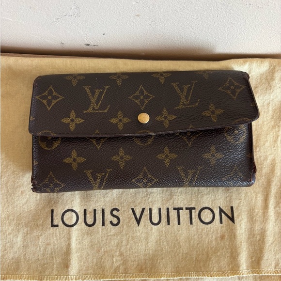 Authentic Louis Vuitton monogram wallet - Picture 1 of 9